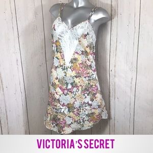 🚨ENDING SOON🚨Gold Label Floral Lace Slip Dress